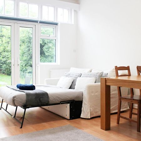 Large Garden Apartment On Golders Green High Road London Exterior photo