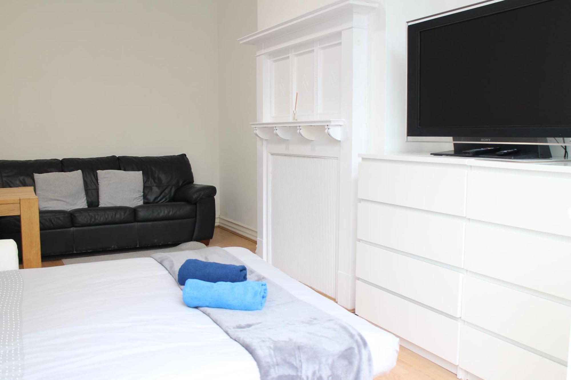 Large Garden Apartment On Golders Green High Road London Exterior photo