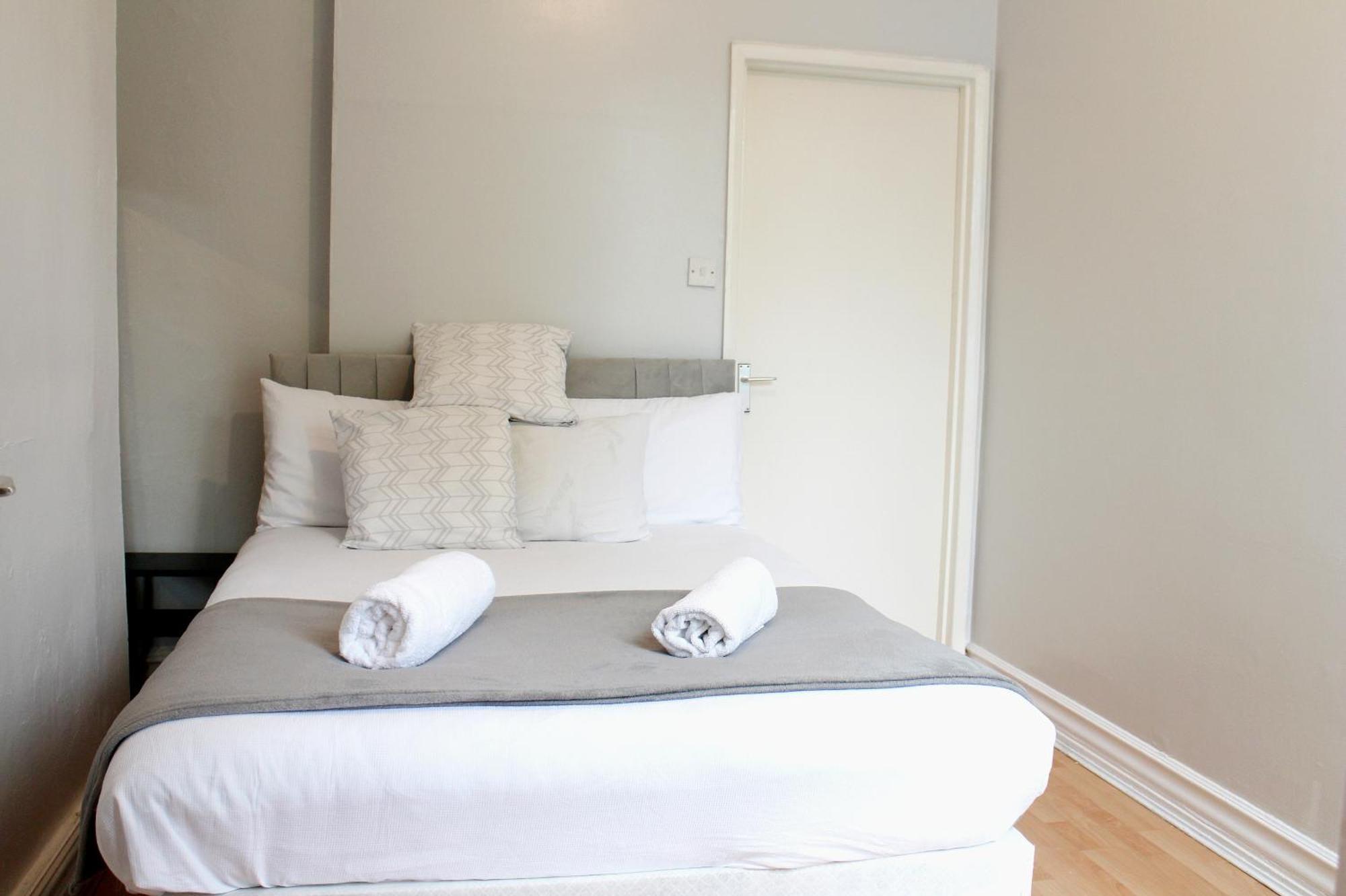 Large Garden Apartment On Golders Green High Road London Exterior photo