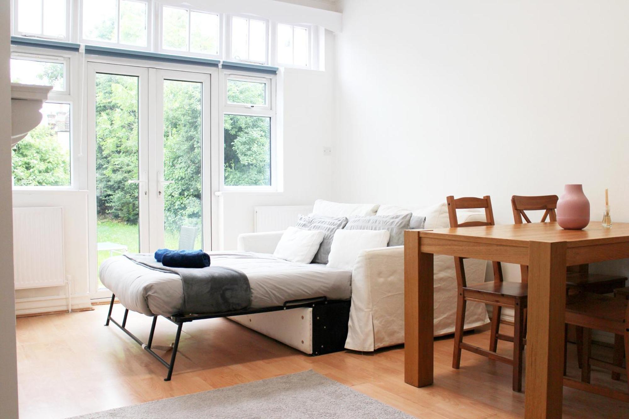 Large Garden Apartment On Golders Green High Road London Exterior photo